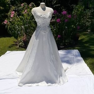 WEDDING DRESS PRIVATE COLLECTION BEAUTIFUL/ELEGANT OFF WHITE SIZE 10